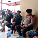 Foto: Pemdes Anggai bersama tokoh masyarakat, TNI, dan Polri dalam deklarasi menjaga Kamtibmas pasca insiden.
