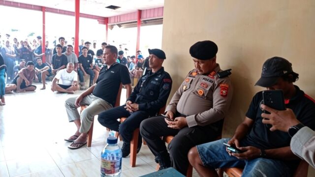 Foto: Pemdes Anggai bersama tokoh masyarakat, TNI, dan Polri dalam deklarasi menjaga Kamtibmas pasca insiden.