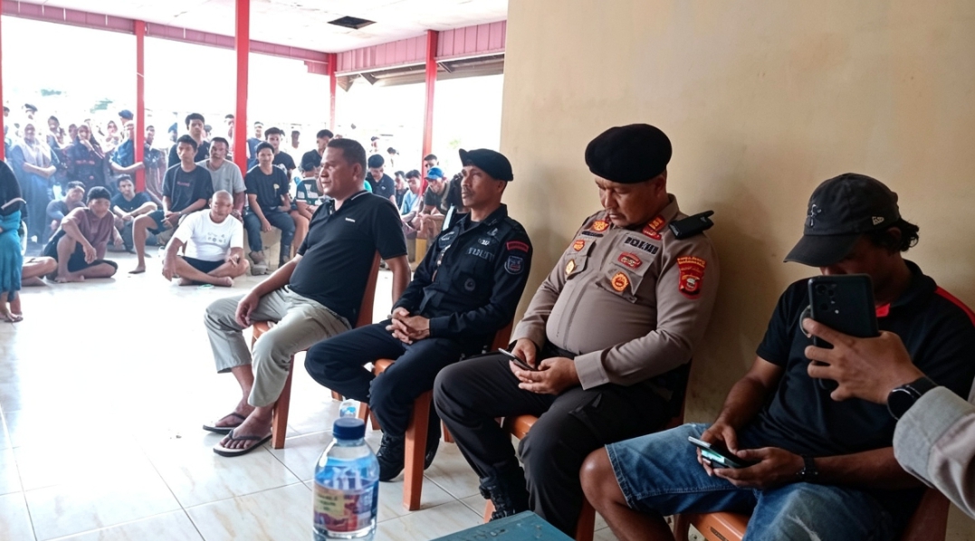 Foto: Pemdes Anggai bersama tokoh masyarakat, TNI, dan Polri dalam deklarasi menjaga Kamtibmas pasca insiden.