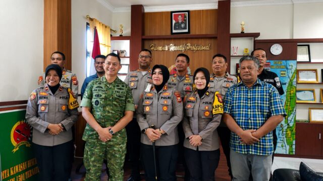 Foto: Kapolres Ternate AKBP Anita Ratna Yulianto bersama Dandim 1501/Ternate Letkol Inf. Jani Setiadi serta jajaran Polres Ternate dan Kodim 1501/Ternate usai silaturahmi memperkuat sinergitas dan soliditas TNI–Polri di Kota Ternate.