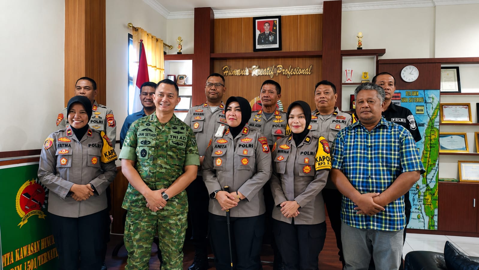 Foto: Kapolres Ternate AKBP Anita Ratna Yulianto bersama Dandim 1501/Ternate Letkol Inf. Jani Setiadi serta jajaran Polres Ternate dan Kodim 1501/Ternate usai silaturahmi memperkuat sinergitas dan soliditas TNI–Polri di Kota Ternate.