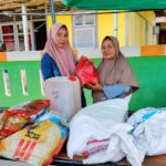 Warga Desa Orimakurunga menerima bantuan santunan kedukaan dari Pemkab Halmahera Selatan.