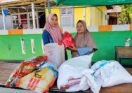 Warga Desa Orimakurunga menerima bantuan santunan kedukaan dari Pemkab Halmahera Selatan.