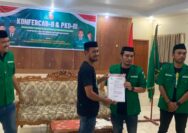 Wakil Sekretaris PW GP Ansor Maluku Utara, Mursid Puko, menyerahkan Surat Keputusan (SK) kepengurusan kepada Ketua GP Ansor Halmahera Selatan terpilih, Muhlis Usman, (foto: Istimewa).
