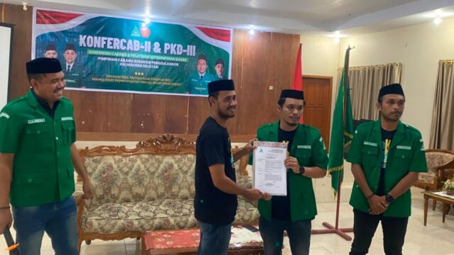 Wakil Sekretaris PW GP Ansor Maluku Utara, Mursid Puko, menyerahkan Surat Keputusan (SK) kepengurusan kepada Ketua GP Ansor Halmahera Selatan terpilih, Muhlis Usman, (foto: Istimewa).