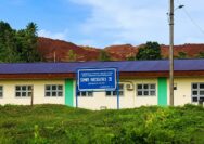 Sekolah SMA Negeri 3 Pulau Gebe. Terlihat dibelakang sekolah bekas Operasi PT Smart Marsindo.