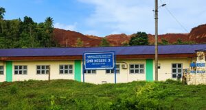 Sekolah SMA Negeri 3 Pulau Gebe. Terlihat dibelakang sekolah bekas Operasi PT Smart Marsindo. 