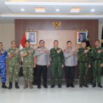 Kapolda Malut Irjen Pol. Arif Budiman bersama Pangkogabwilhan III Letjen TNI Lucky Avianto dan jajaran TNI-Polri saat foto bersama usai pertemuan silaturahmi di Mapolda Maluku Utara.