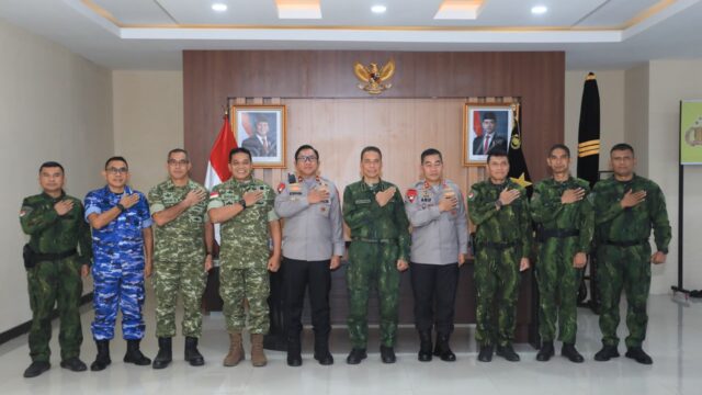 Kapolda Malut Irjen Pol. Arif Budiman bersama Pangkogabwilhan III Letjen TNI Lucky Avianto dan jajaran TNI-Polri saat foto bersama usai pertemuan silaturahmi di Mapolda Maluku Utara.