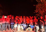 Polres Halteng bersama petugas Damkar dan warga berjibaku memadamkan kebakaran lahan di kawasan Gunung Benteng, Desa Fidi Jaya, Kecamatan Weda.